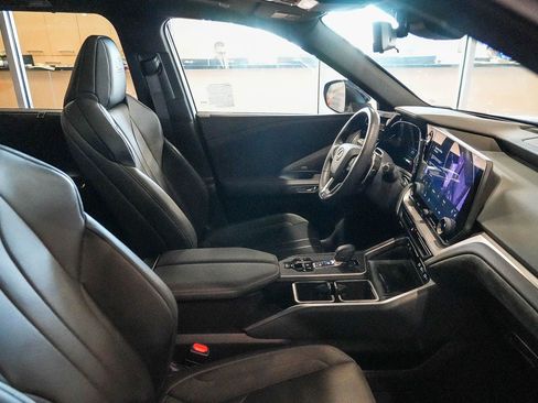 Used 2025 Lexus TX 500h AWD w/ Technology Package image 17