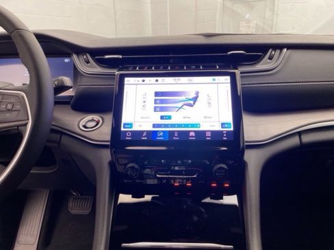 New 2025 Jeep Grand Cherokee Limited w/ Luxury Tech Group II image 10