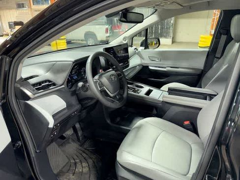 Used 2025 Toyota Sienna XLE w/ XLE Plus Package AWD/4WD image 32
