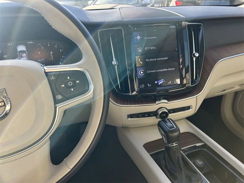 Used 2021 Volvo XC60 T5 Momentum w/ Protection Package Premier image 18