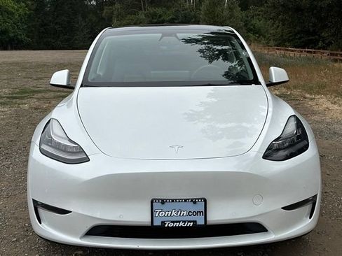 Used 2022 Tesla Model Y Long Range AWD/4WD image 3