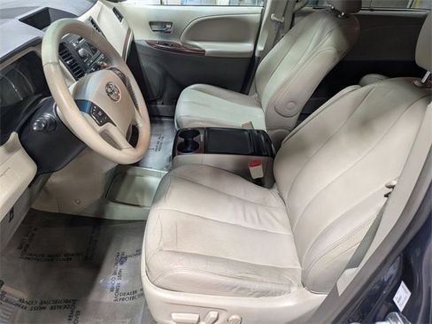 Used 2013 Toyota Sienna XLE image 11