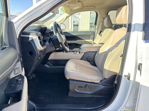 Used 2023 Ford Expedition XLT image 27