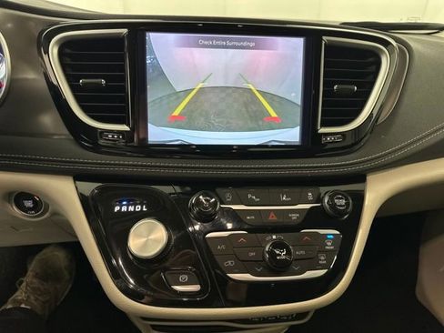 Used 2023 Chrysler Pacifica Touring-L image 22
