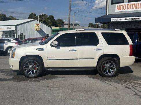 Used 2011 Cadillac Escalade Luxury AWD/4WD image 2