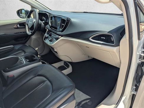 Used 2023 Chrysler Pacifica Touring-L FWD image 21