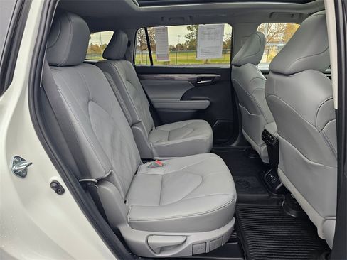 Used 2025 Toyota Highlander Platinum image 12