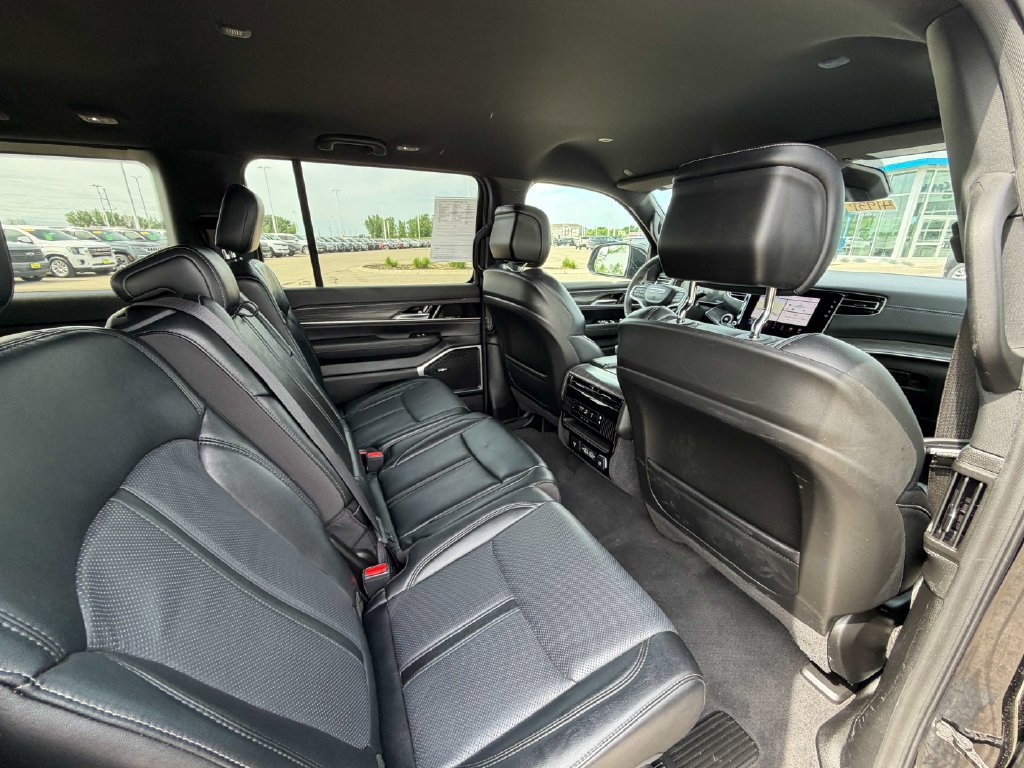Used 2024 Jeep Wagoneer Series II w/ Flexible Seating Group AWD/4WD image 27