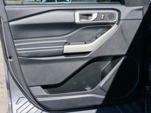Used 2022 Ford Explorer XLT image 10