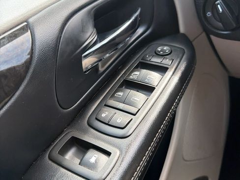 Used 2016 Dodge Grand Caravan SXT FWD image 17