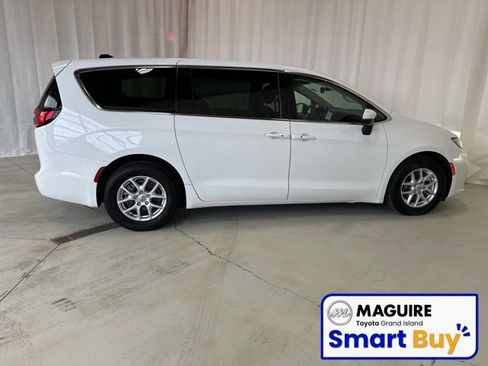 Used 2023 Chrysler Pacifica Touring-L image 2