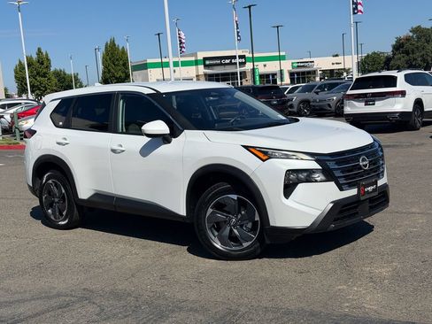 Used 2024 Nissan Rogue SV FWD image 2