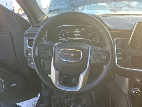 Used 2023 GMC Yukon SLT w/ SLT Premium Package image 5