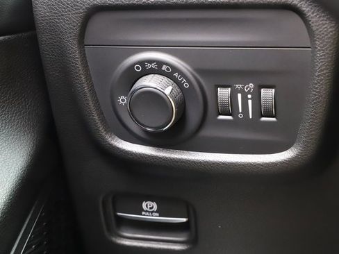 Used 2023 Jeep Grand Cherokee Laredo image 35