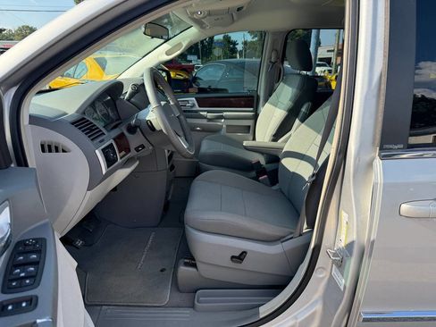 Used 2010 Chrysler Town & Country Touring image 12