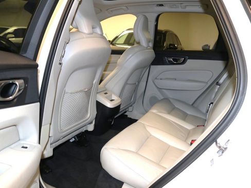 Used 2019 Volvo XC60 T5 Momentum w/ Premium Package image 13