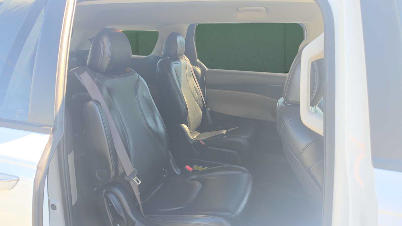 Used 2025 Kia Carnival FWD image 21
