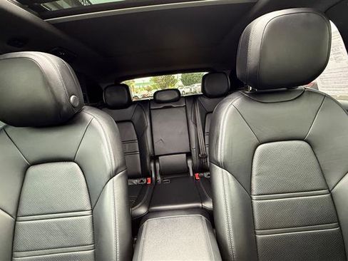 Used 2023 Porsche Cayenne w/ Premium Package image 37
