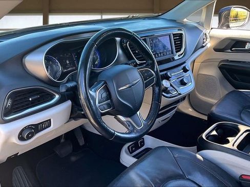 Used 2020 Chrysler Pacifica Touring-L image 14