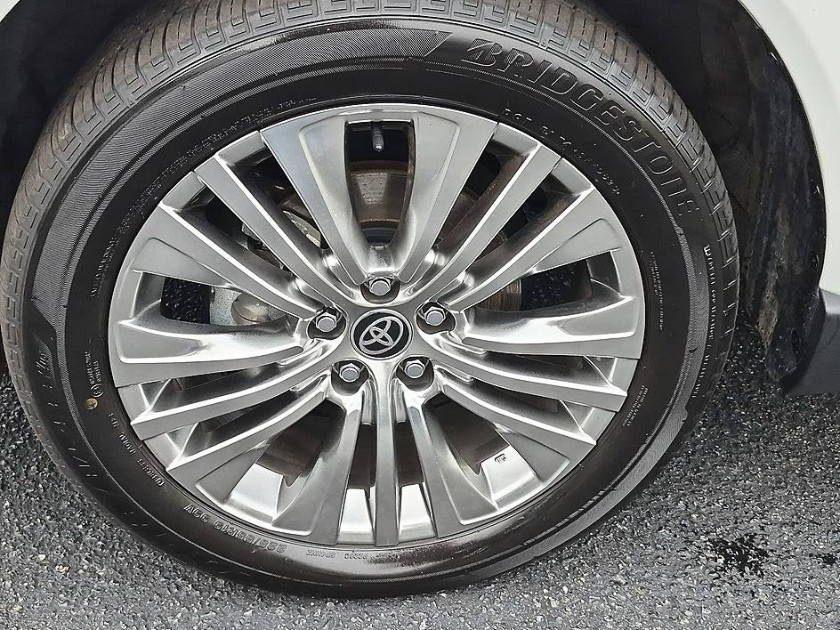Used 2023 Toyota Venza Limited AWD/4WD image 12