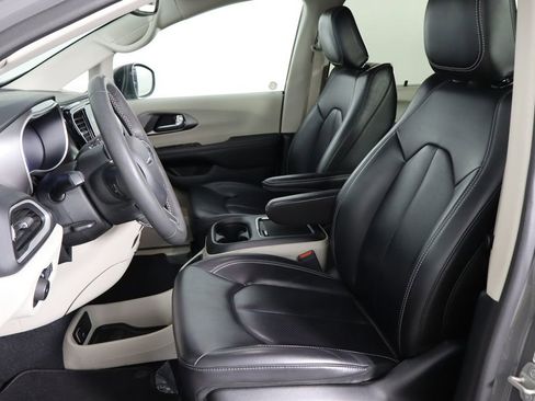 Used 2023 Chrysler Pacifica Touring-L image 14