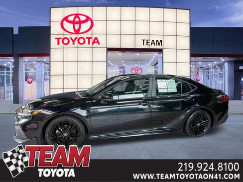 Used 2025 Toyota Camry SE FWD image 1