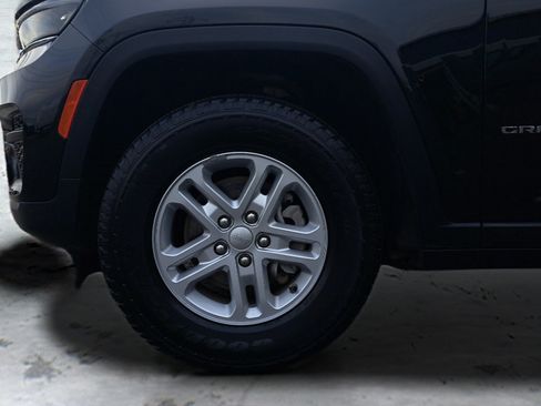 Used 2023 Jeep Grand Cherokee Laredo AWD/4WD image 29