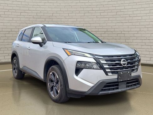 Used 2025 Nissan Rogue SV FWD image 3