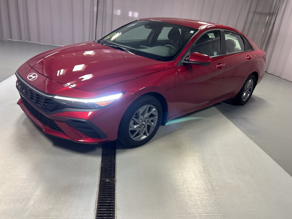 Used 2025 Hyundai Elantra Hybrid FWD image 3