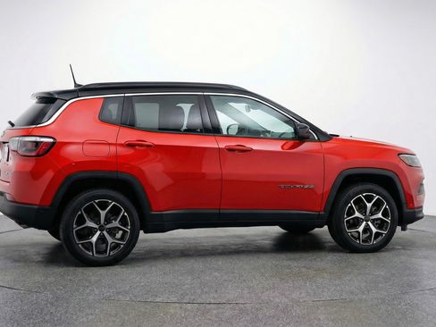 Used 2025 Jeep Compass Limited image 11