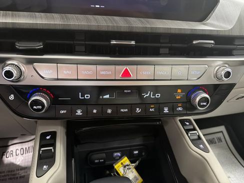 Certified 2024 Kia Telluride EX w/ EX Captain's Chair Package AWD/4WD image 25