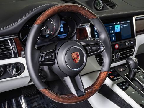 Certified 2026 Porsche Macan AWD/4WD image 18
