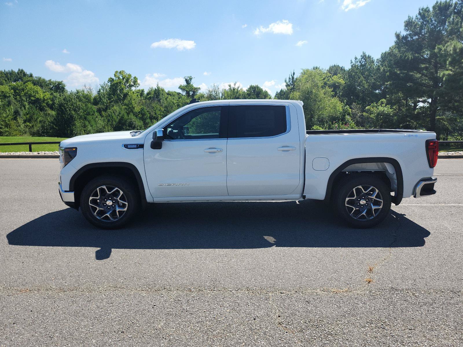 New 2026 GMC Sierra 1500 SLE AWD/4WD image 2