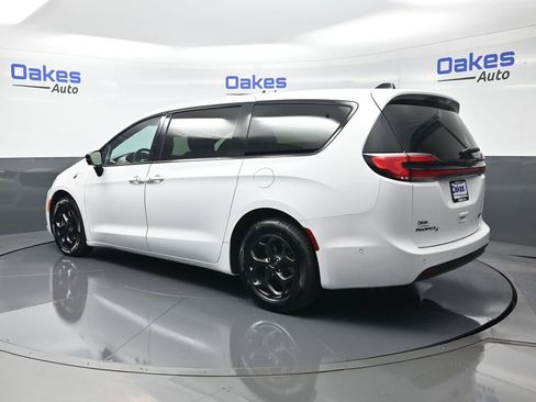 Used 2024 Chrysler Pacifica Limited FWD image 6