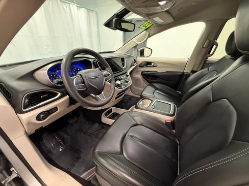 Used 2023 Chrysler Pacifica Touring-L FWD image 11