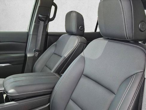 Used 2025 Chevrolet Traverse LT w/ Enhanced Driving Package AWD/4WD image 15
