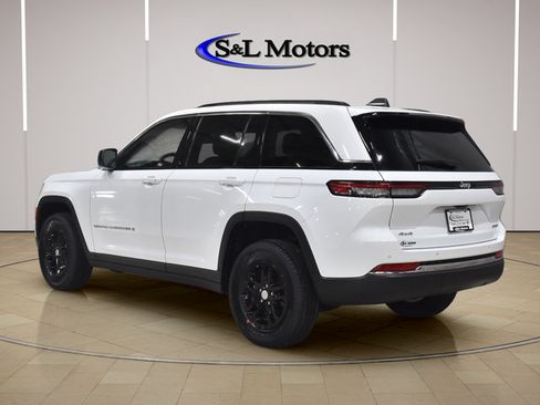 Used 2023 Jeep Grand Cherokee Laredo AWD/4WD image 5