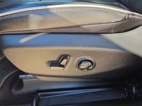 Used 2023 Chrysler Pacifica Limited w/ Uconnect Theater Family Group image 14