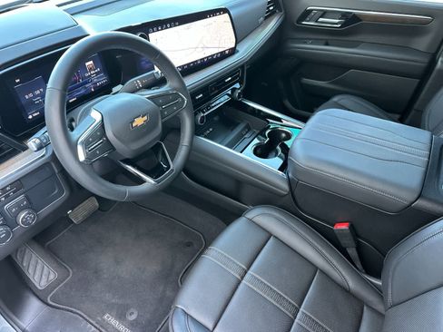 Used 2025 Chevrolet Tahoe High Country AWD/4WD image 11