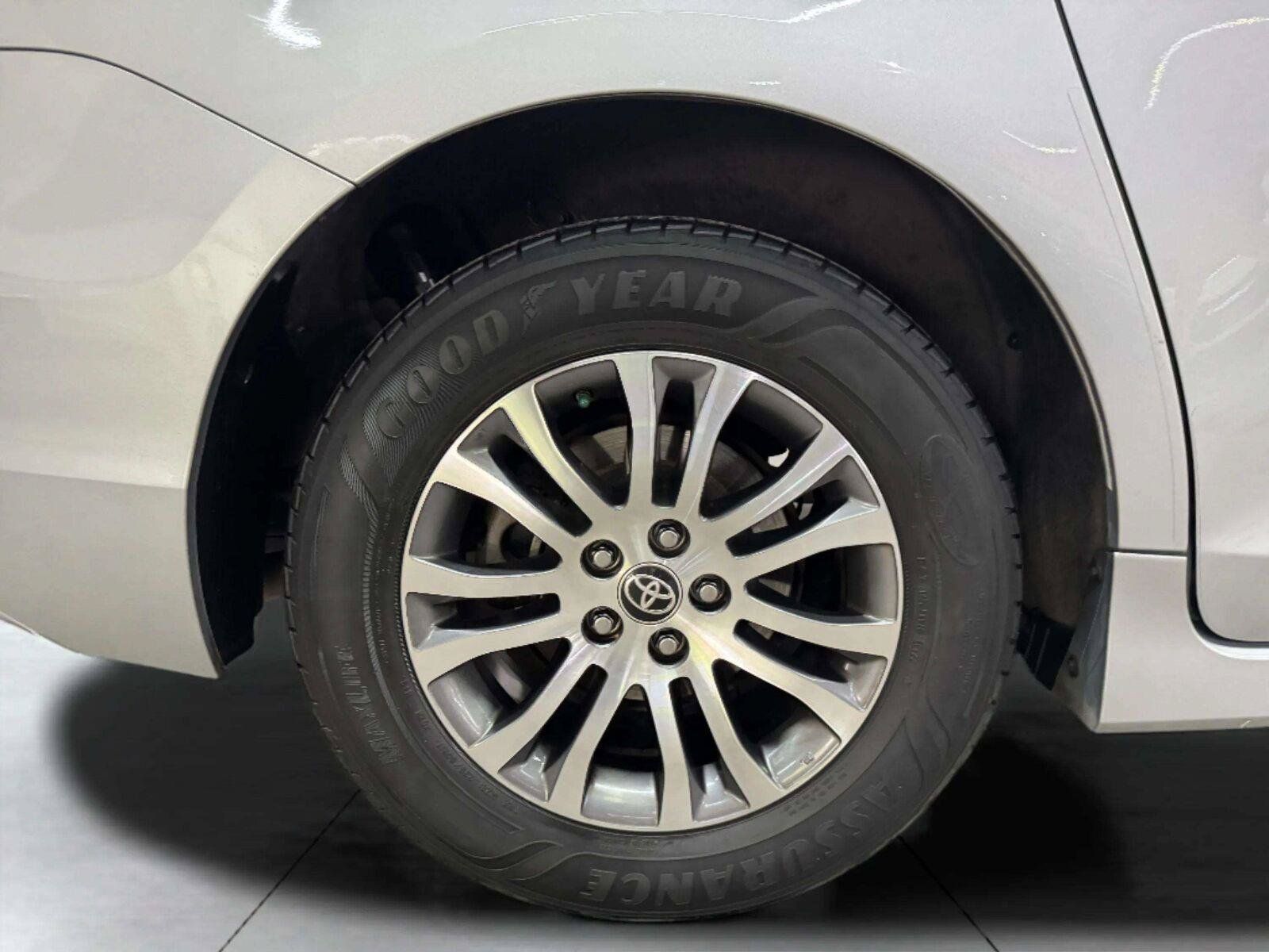 Used 2020 Toyota Sienna XLE Premium FWD image 57