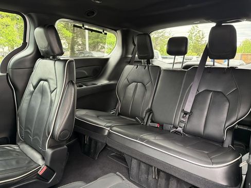 Used 2025 Chrysler Pacifica Limited FWD image 25