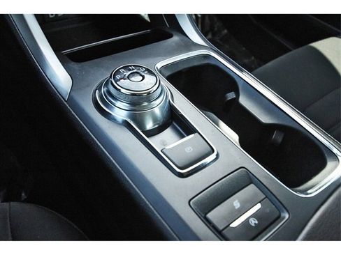 Used 2020 Ford Fusion SE image 25