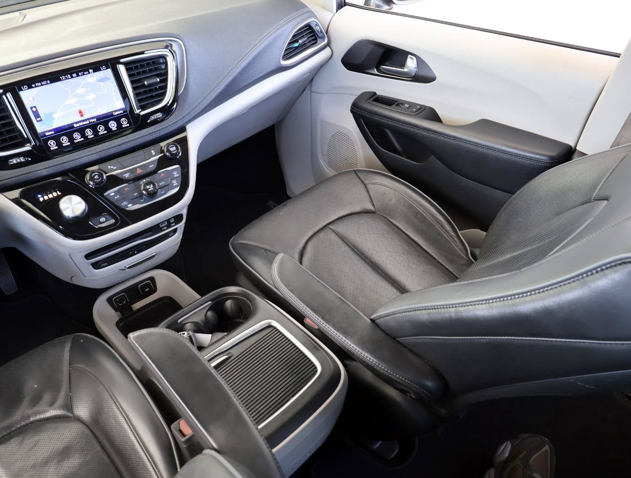 Used 2017 Chrysler Pacifica Limited w/ UConnect Theater Package FWD image 18
