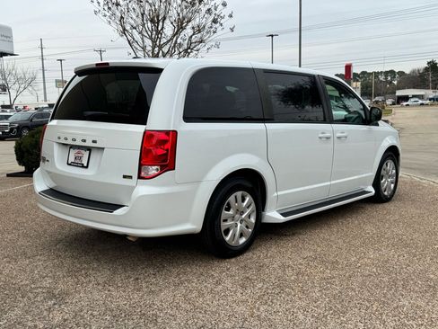 Used 2018 Dodge Grand Caravan SE w/ UConnect Hands-Free Group image 8