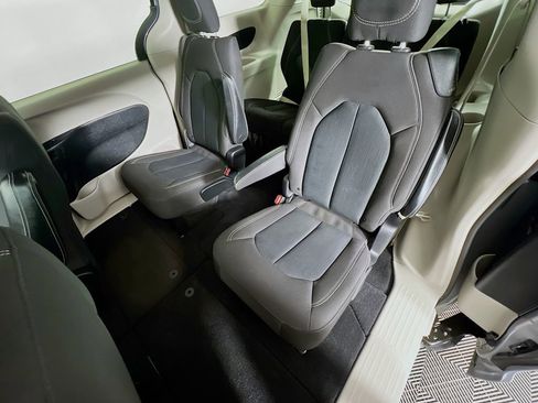 Used 2020 Chrysler Voyager LX image 22