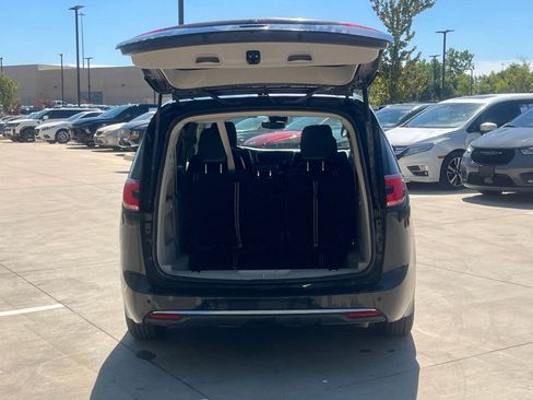 Used 2023 Chrysler Pacifica Touring-L FWD image 14