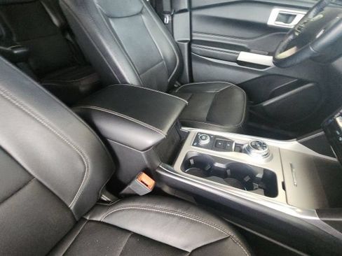Used 2021 Ford Explorer Limited w/ Equipment Group 301A AWD/4WD image 16