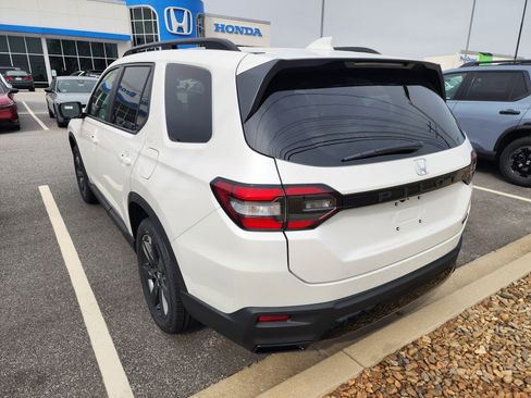 New 2026 Honda Pilot Sport image 3