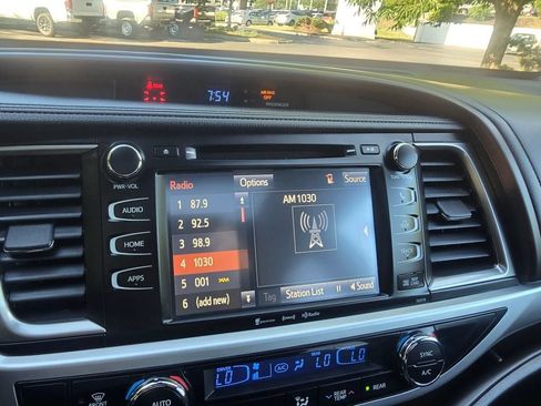 Used 2017 Toyota Highlander XLE AWD/4WD image 23