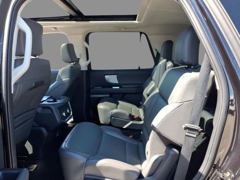 Used 2025 Ford Expedition Active AWD/4WD image 5